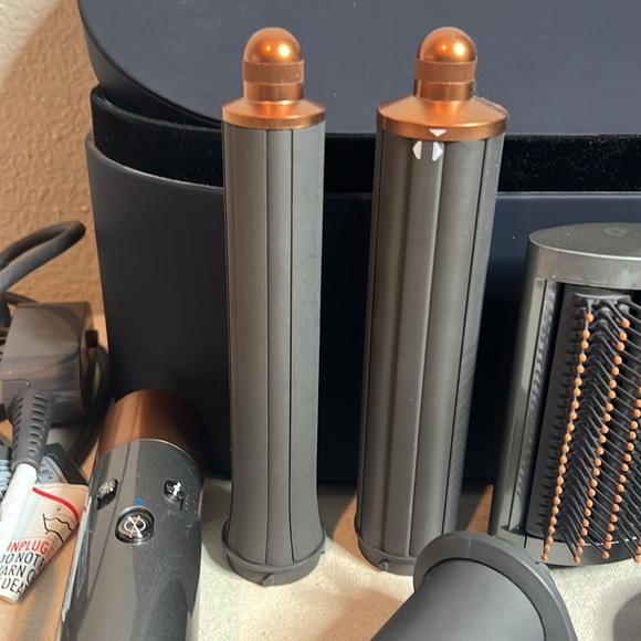Dyson Airwrap Complete Styler Set – Nickel/Copper with Attachments & Case - Picture 3 of 7